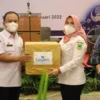 SERAHKAN BINGKISAN. Sekda Dr H Dian Rachmat Yanuar MSi memberikan bingkisan kepada ASN dalam acara Sosialisasi PT Taspen untuk Top Up Tabungan Hari Tua, kemarin (12/1).