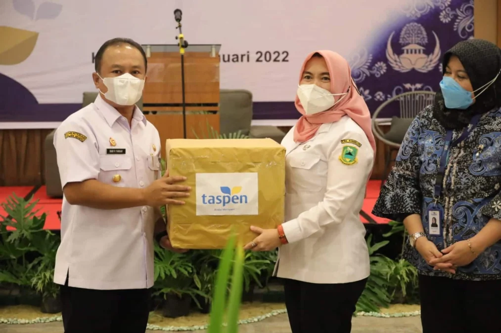 SERAHKAN BINGKISAN. Sekda Dr H Dian Rachmat Yanuar MSi memberikan bingkisan kepada ASN dalam acara Sosialisasi PT Taspen untuk Top Up Tabungan Hari Tua, kemarin (12/1).