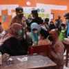 MONITORING. Kapolresta Cirebon, Arif Budiman melihat proses vaksinasi di Kecamatan Pangenan dan Pabedilan.