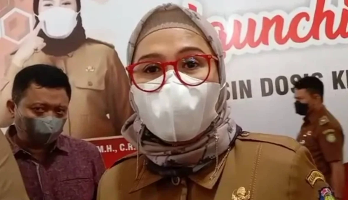 SUDAH DIJAWAB. Bupati Indramayu Nina Agustina menyikapi usulan hak interpelasi 39 anggota DPRD. Dia memastikan sudah ada beberapa kepala dinas yang sudah menjawabnya sebelum ada usulan interpelasi.