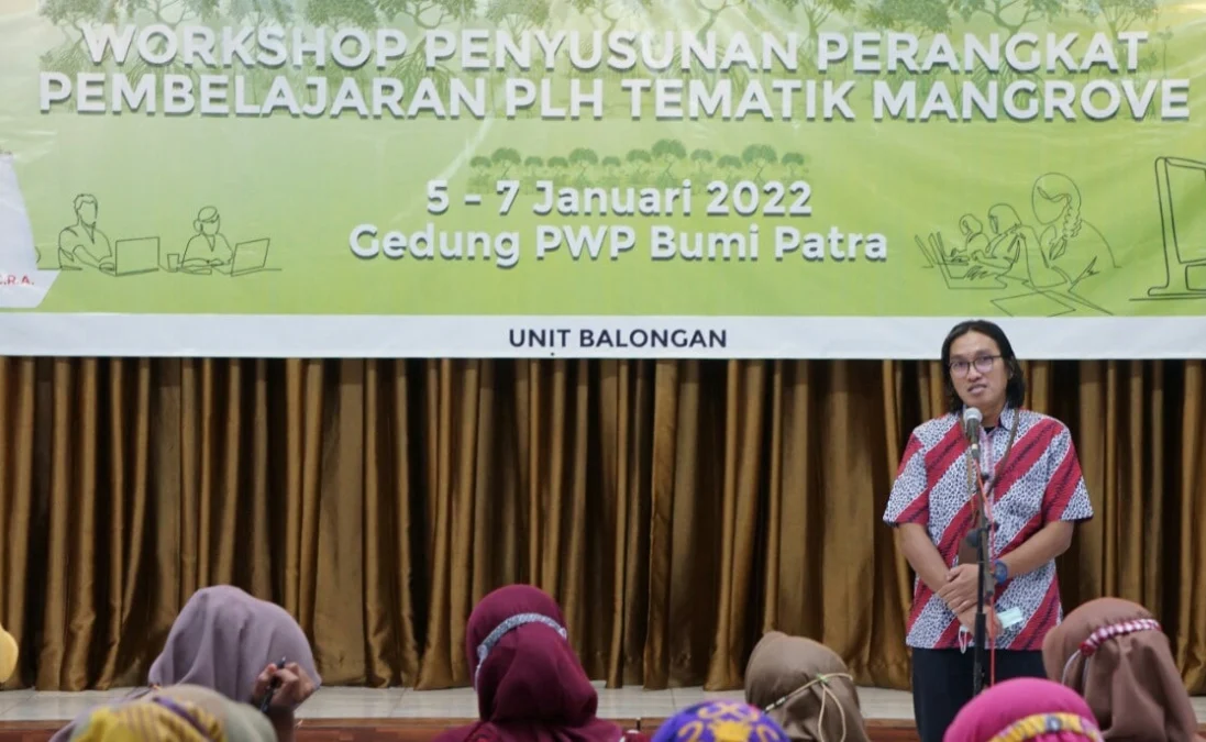 WORKSHOP. Area Manager Communication, Relation and CSR PT KPI RU VI Balongan, Imam Rismanto saat pembukaan workshop penyusunan pembelajaran Pendidikan Lingkungan Hidup Tematik Mangrove.