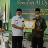 PENGHARGAAN. Bupati Cirebon, H Imron menunjukan piagam Baznas Award yang diraih BAZ Kabupaten Cirebon, kemarin.