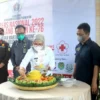 POTONG TUMPENG. Bupati Indramayu Nina Agustina (tengah) memotong tumpeng saat launching Hari Pers Nasional 2022 di PWI Indramayu. Nina berjanji akan menghadiri puncak HPN 2022 di Kendari, pada 9 Februari mendatang.