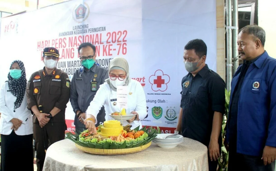 POTONG TUMPENG. Bupati Indramayu Nina Agustina (tengah) memotong tumpeng saat launching Hari Pers Nasional 2022 di PWI Indramayu. Nina berjanji akan menghadiri puncak HPN 2022 di Kendari, pada 9 Februari mendatang.