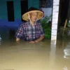 TANPA SOLUSI. Banjir di Waled harus ditangani segera dan jangan hanya dijadikan komoditas politik semata.