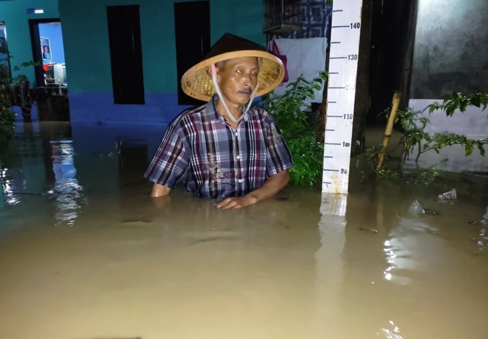 TANPA SOLUSI. Banjir di Waled harus ditangani segera dan jangan hanya dijadikan komoditas politik semata.