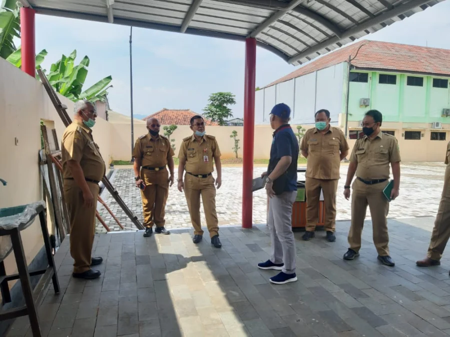 TINJAU FOODCOURT. Bupati H Acep Purnama meninjau foodcourt Taman Kota yang akan ditempati oleh puluhan pedagang kaki lima, akhir bulan, kemarin (19/1).