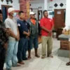 KERJASAMA. Camat Terisi, Endhy Yohendi menginstruksikan pamong salah satu desa untuk siaga dan mengantisipasi potensi banjir luapan sungai. Endhy mengimbau agar warga mengamankan barang-barang berharga.