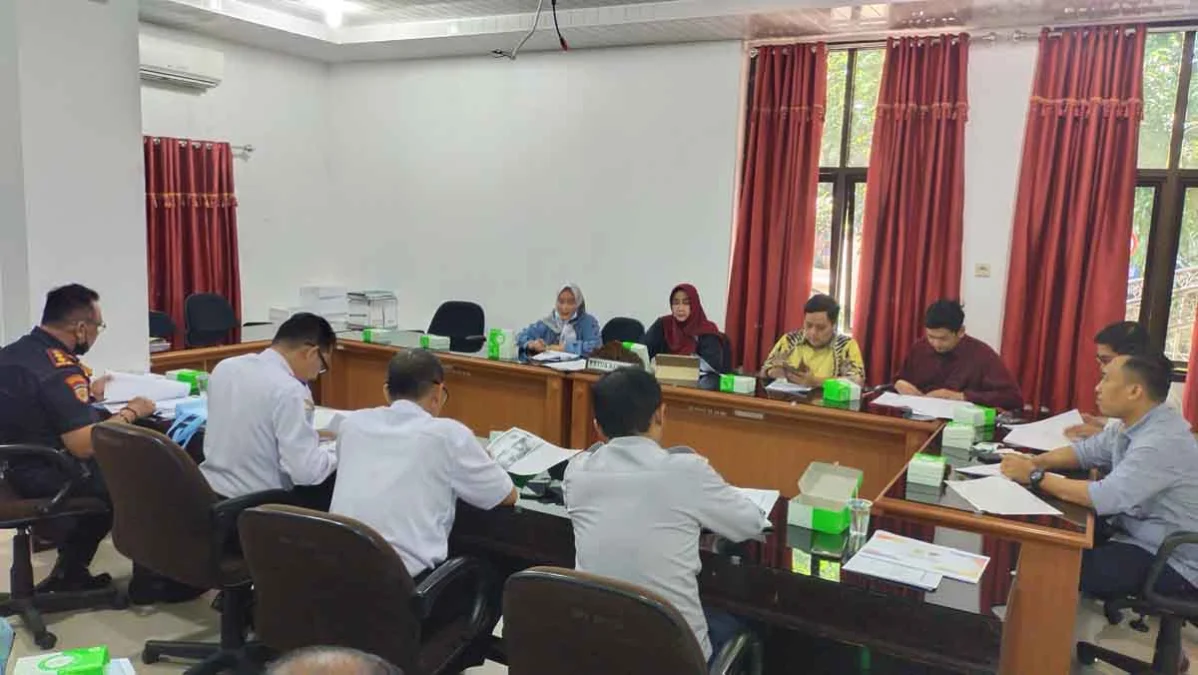 DIBAHAS. Rapat evaluasi Komisi III DPRD Kabupaten Cirebon bersama Dishub terkait PJU dan Parkir.