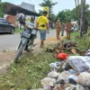 MENINJAU. Camat Kedokanbunder, Atang Suwandi meninjau salah satu lokasi yang dipenuhi sampah berserakan. Pihaknya akan membentuk Satgas Kebersihan hingga ke tingkatan RW dan RT.