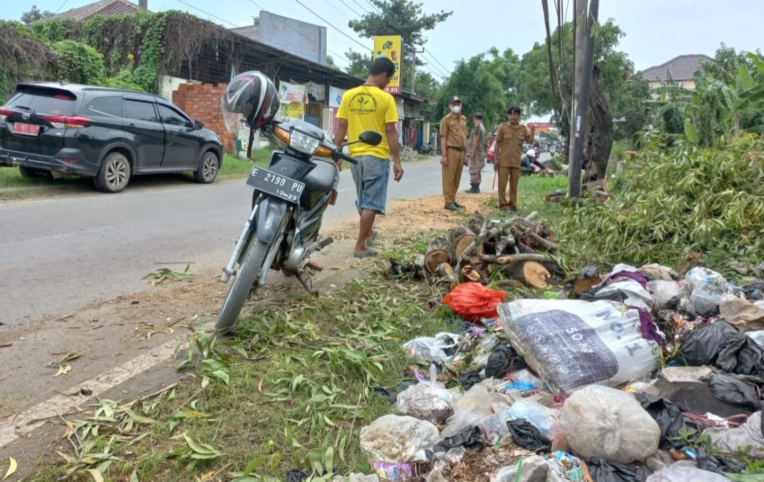 MENINJAU. Camat Kedokanbunder, Atang Suwandi meninjau salah satu lokasi yang dipenuhi sampah berserakan. Pihaknya akan membentuk Satgas Kebersihan hingga ke tingkatan RW dan RT.