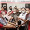 ANGKAT TROPHY. Bupati Indramayu Nina Agustina (ketiga kiri) mengangkat trophy Juara Liga 3 Seri 2 Jabar bersama pemain, pelatih, dan official Persindra Indramayu. Nina juga menyerahkan langsung uang pembinaan sebagai bentuk apresiasi atas prestasi yang telah diukir Persindra.