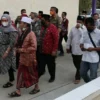 BERBINCANG. Pendiri dan Pengasuh Pondok Pesantren Cadangpinggan Buya Syakur berbincang dengan Bupati Indramayu Nina Agustina saat meninjau lokasi tanah wakaf yang dihibahkan untuk Pemkab Indramayu.