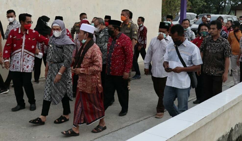 BERBINCANG. Pendiri dan Pengasuh Pondok Pesantren Cadangpinggan Buya Syakur berbincang dengan Bupati Indramayu Nina Agustina saat meninjau lokasi tanah wakaf yang dihibahkan untuk Pemkab Indramayu.