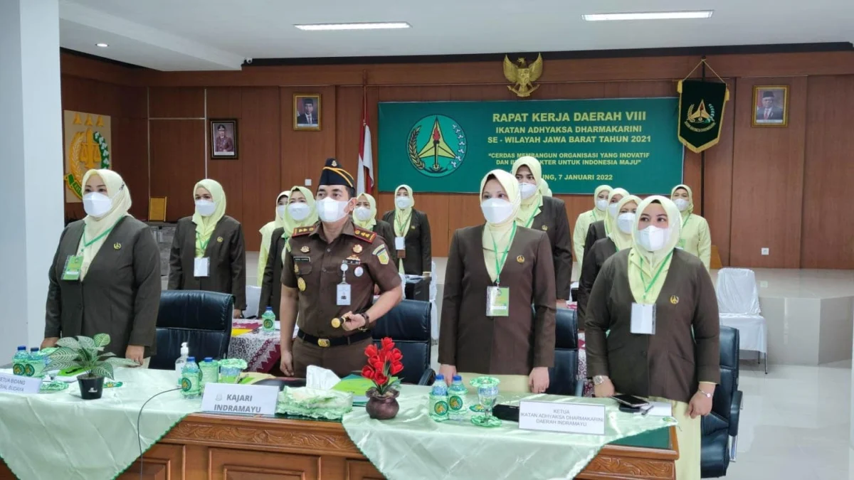 KOMITMEN. Pengurus dan anggota IAD Indramayu mengikuti Rakerda VIII se-Wilayah Jabar secara virtual di Kantor Kejari Indramayu. IAD diminta melakukan upaya dan terobosan di internal organisasinya