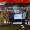 SERAH TERIMA. Area Manager ComRel and CSR PT KPI RU VI Balongan, Imam Rismanto secara simbolis menyerahkan bantuan fasilitas workshop las kepada Ketua Forderin, Akil Mustofa. Para lulusan program pelatihan las berpeluang diserap di dunia industri.