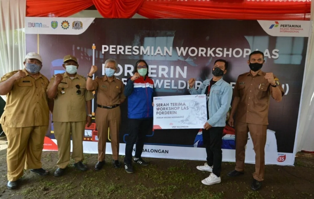 SERAH TERIMA. Area Manager ComRel and CSR PT KPI RU VI Balongan, Imam Rismanto secara simbolis menyerahkan bantuan fasilitas workshop las kepada Ketua Forderin, Akil Mustofa. Para lulusan program pelatihan las berpeluang diserap di dunia industri.