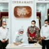 TANDA TANGAN. Bupati Indramayu Nina Agustina (kedua kiri) menandatangani nota kesepakatan penegakan hukum bidang perdata dan TUN dengan Kejaksaan Negeri (Kejari) Indramayu. Nota kesepakatan masa berlakunya hanya dua tahun.