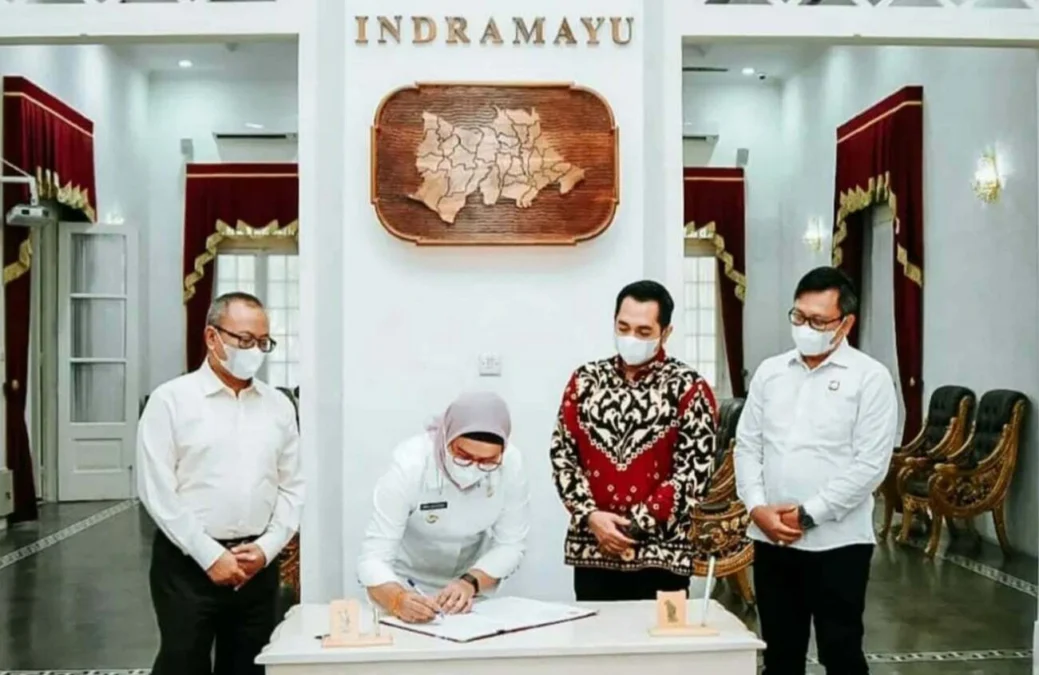 TANDA TANGAN. Bupati Indramayu Nina Agustina (kedua kiri) menandatangani nota kesepakatan penegakan hukum bidang perdata dan TUN dengan Kejaksaan Negeri (Kejari) Indramayu. Nota kesepakatan masa berlakunya hanya dua tahun.