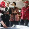 PENJELASAN. Bupati Indramayu Nina Agustina (kedua kiri) mendengarkan penjelasan dari pengelola objek wisata Ciwado. Udara di objek wisata masih sejuk. Mata airnya juga jernih. Serta terdapat situs bersejarah peninggalan purbakala.