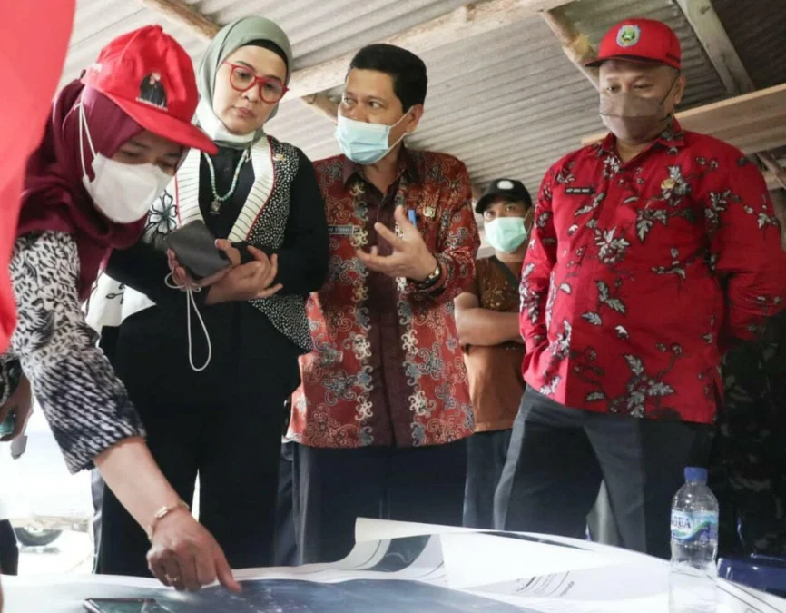 PENJELASAN. Bupati Indramayu Nina Agustina (kedua kiri) mendengarkan penjelasan dari pengelola objek wisata Ciwado. Udara di objek wisata masih sejuk. Mata airnya juga jernih. Serta terdapat situs bersejarah peninggalan purbakala.