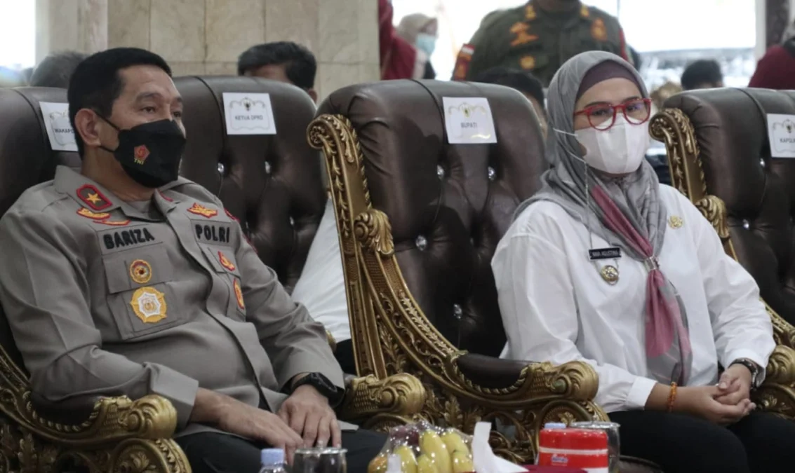 SERIUS. Wakapolda Jabar Brigjen Bariza Sulfi (kiri) bersama Bupati Indramayu Nina Agustina (kanan) mengikuti zoom meeting Vaksinasi Merdeka Anak dengan Kapolri Jenderal Listyo Sigit Prabowo, Rabu (19/1) di Pendopo Indramayu.