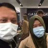 SENANG. TKW Rokaya saat berada di Bandara Istanbul, Turki, mendapat pengawalan dari KJRI negara setempat.