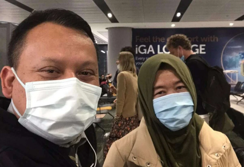 SENANG. TKW Rokaya saat berada di Bandara Istanbul, Turki, mendapat pengawalan dari KJRI negara setempat.