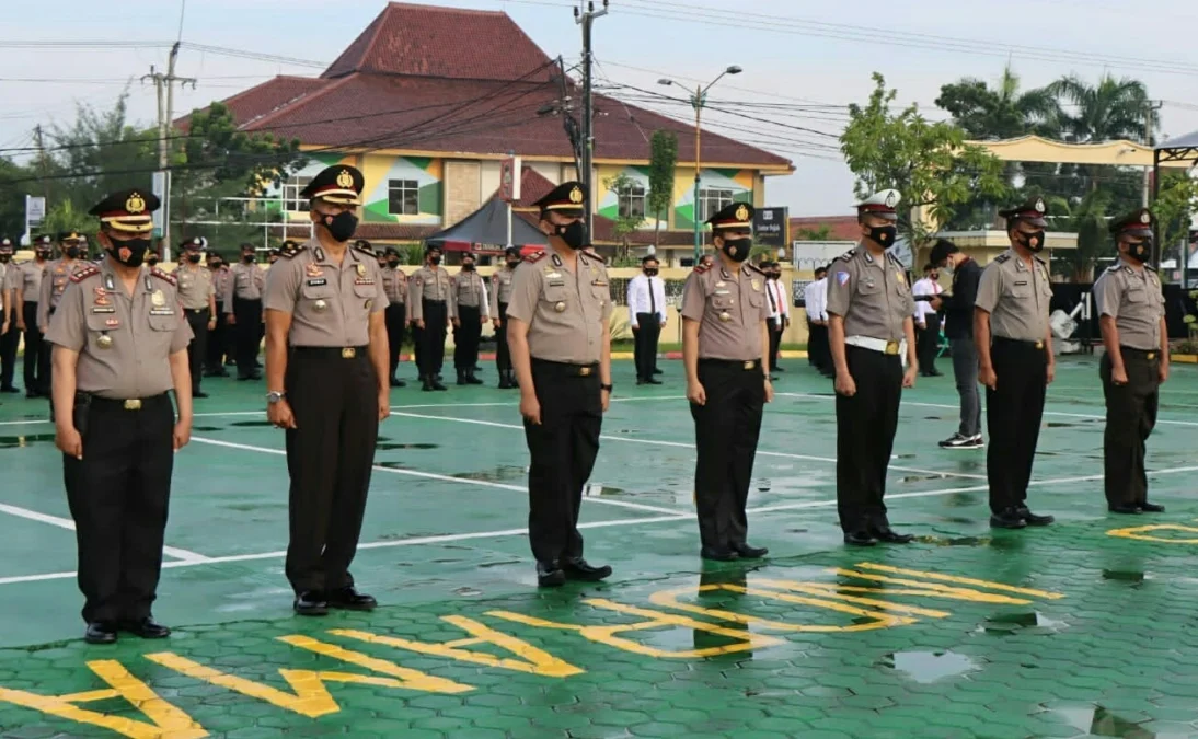 AMANAH. Perwakilan dari 100 personel Polres Indramayu menjalani prosesi upacara kenaikan pangkat.