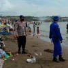 RAMAI. Suasana salah satu obyek wisata di Kabupaten Indramayu dipadati pengunjung di hari terakhir libur awal 2022.