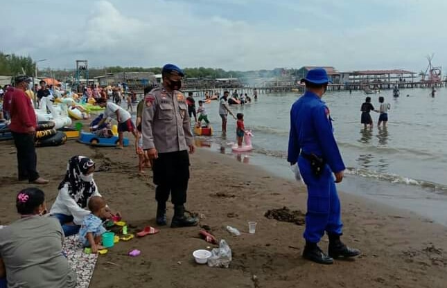 RAMAI. Suasana salah satu obyek wisata di Kabupaten Indramayu dipadati pengunjung di hari terakhir libur awal 2022.