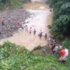 ANTISIPASI. Masyarakat Desa Batujaya Kecamatan Cigasong gotong royong membangun bronjong dan TPT, untuk mencegah abrasi sungai.