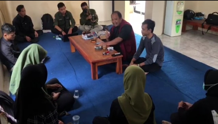 DISKUSI DIGITAL. Himpunan Mahasiswa Islam (HMI) Cabang Kuningan mengadakan ruang diskusi melalui Program Digital Training yang diikuti para kader.