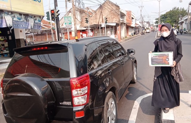 EMPATI: Pengurus dan anggota HMI cabang Majalengka mengumpulkan dana dari pengguna jalan dan di tempat keramaian, untuk membantu korban kebakaran di Malausma, Rabu (5/1).