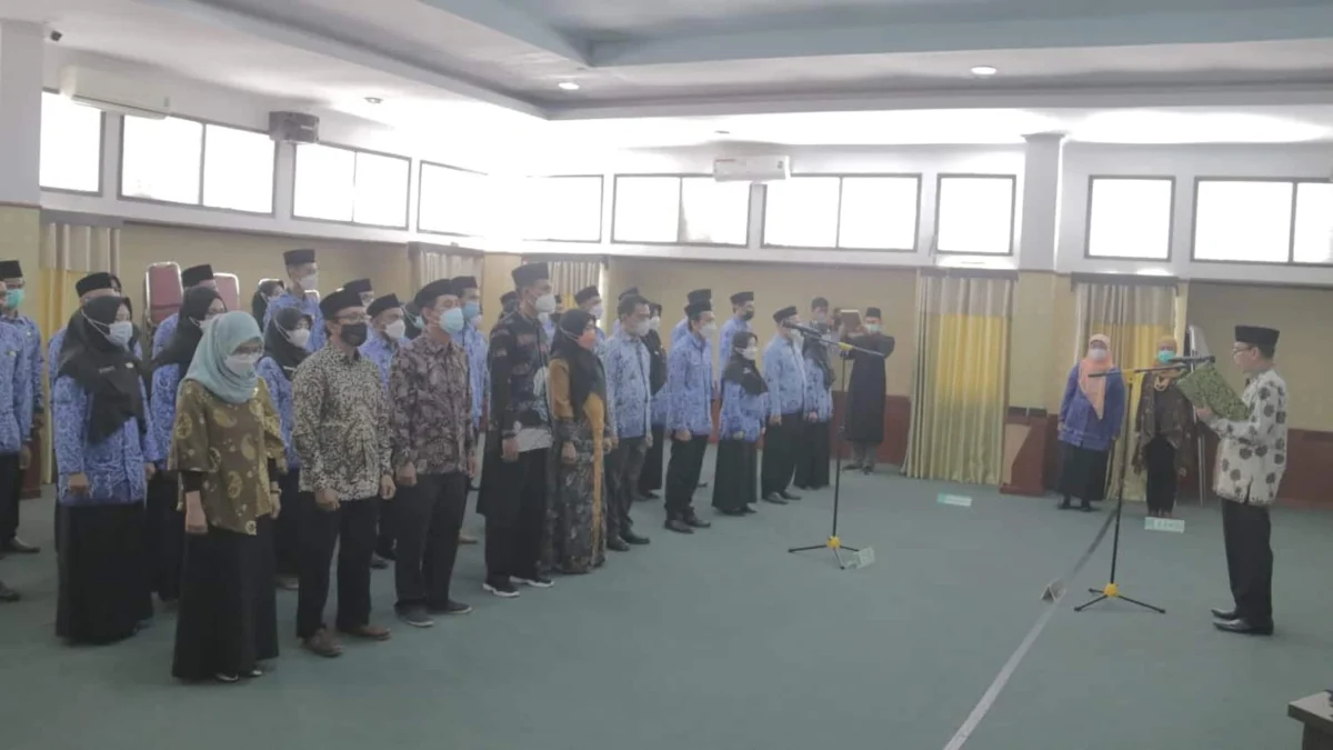 Rektor Sumanta Lantik 42 Pegawai Tempati Jabatan dan Status Baru