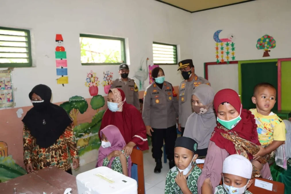 TERUS DILAKUKAN. Kapolresta Cirebon, Arif Budiman melakukan monitoring vaksinasi merdeka yang ditujukan bagi anak, kemarin.