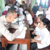 VAKSIN ANAK. Polres Kuningan menggelar vaksinasi bagi anak anak di MIN 1 Maniskidul, kemarin.