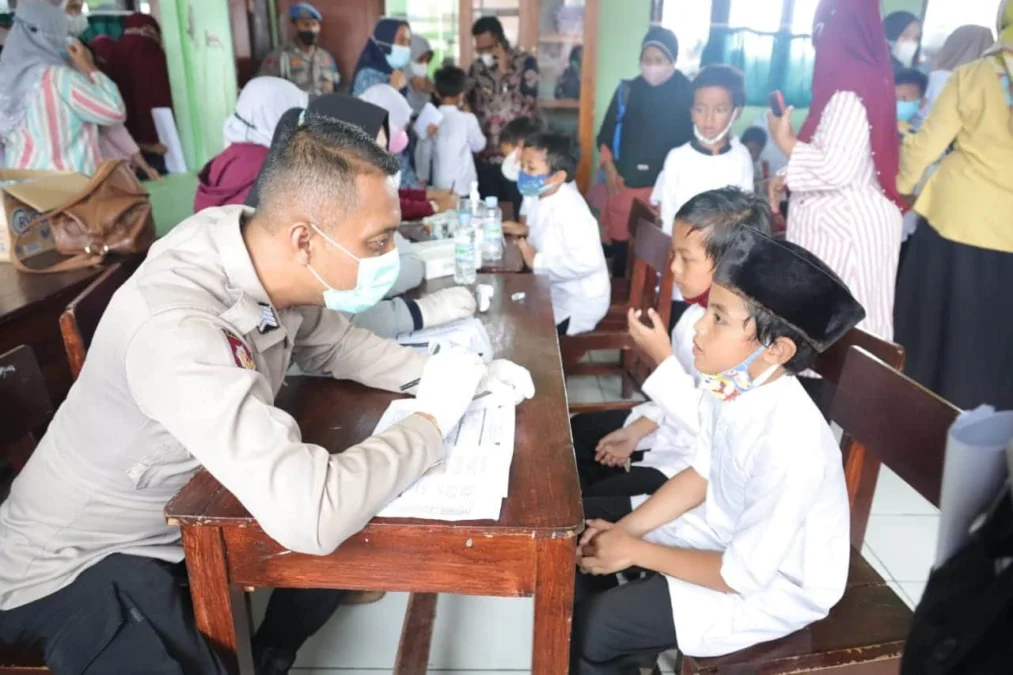 VAKSIN ANAK. Polres Kuningan menggelar vaksinasi bagi anak anak di MIN 1 Maniskidul, kemarin.