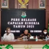 PENJELASAN. Kepala Kejari Kabupaten Cirebon, Hutamrin beserta jajarannya melakukan ekspose penyelamatan uang negara.