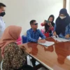 KESEPAKATAN BERSAMA. Kadisnakertrans Kabupaten Kuningan, Dr Elon Carlan MPd dan perwakilan uPI, Dianni Risda melakukan penandatangan kerjasama untuk mengirimkan tenaga kerja ke Jepang dan pelatihan, kemarin 17/1).