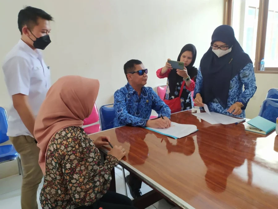 KESEPAKATAN BERSAMA. Kadisnakertrans Kabupaten Kuningan, Dr Elon Carlan MPd dan perwakilan uPI, Dianni Risda melakukan penandatangan kerjasama untuk mengirimkan tenaga kerja ke Jepang dan pelatihan, kemarin 17/1).