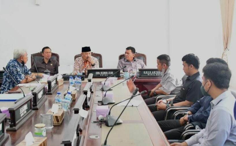 AUDIENSI. Sejumlah eks tenaga honorer Perumdam Tirta Darma Ayu (TDA) mengadukan nasibnya ke Komisi III DPRD Indramayu. Komisi III akan memanggil Dewas dan Direksi Perumdam TDA untuk klarifikasi.