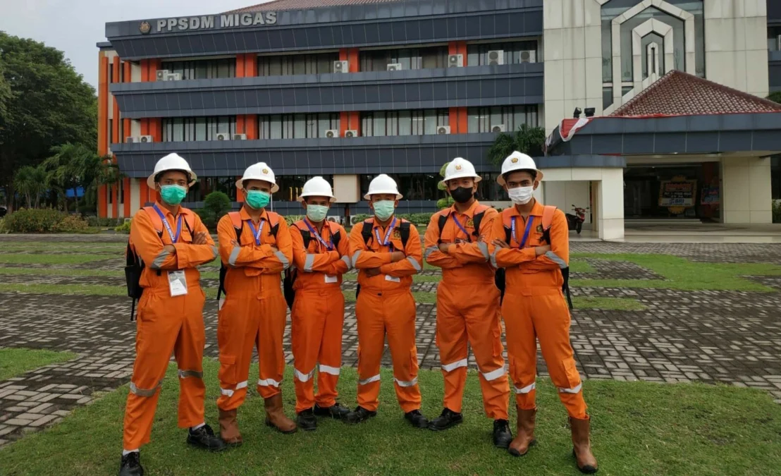 PILIHAN. Enam peserta dari alumni BLK Indramayu mengikuti pelatihan di PPSDM Migas Cepu. Mereka menimba ilmu di bidang Kesehatan dan Keselamatan Kerja (K3), Operator Rigger dan Operator Forklift.