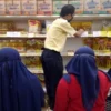 BORONG. Para ibu rumah tangga menyerbu rak minyak goring di salah satu minimarket di wilayah Kelurahan Majalengka Wetan, kemarin.