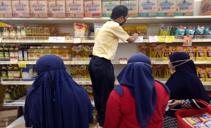 BORONG. Para ibu rumah tangga menyerbu rak minyak goring di salah satu minimarket di wilayah Kelurahan Majalengka Wetan, kemarin.