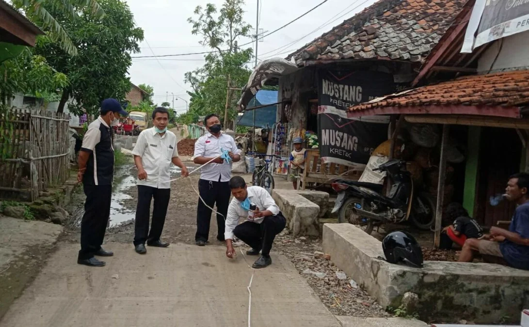 DICEK. Tim Monev DD Kecamatan Kedokanbunder mengecek proyek pengerasan jalan cor beton sepanjang di Blok Dukun. Pemcam Kedokanbunder siap memberikan pendampingan dalam pembangunan di desa.