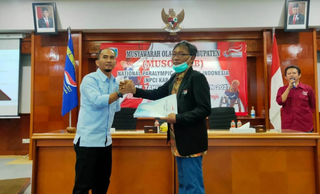 TERIMA AMANAH. Suprayitno menerima berita acara hasil pemilihan ketua pada Musorkab NPCI Kabupaten Indramayu. Dirinya mengajak seluruh jajarannya bekerjasama dalam menyukseskan program NPCI.