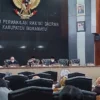 PERDANA. Rapat paripurna DPRD Indramayu bersamaan dengan dibacakannya surat masuk usulan hak interpelasi. Fraksi PDI Perjuangan tidak ikut mengusulkan hak interpelasi, termasuk anggota lain dari fraksi yang sama.