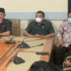 TEGAS. Ketua DPRD Indramayu, Syaefudin (kiri) memberikan pernyataan usulan hak interpelasi tidak terkait dengan surat kaleng dan postingan anggota DPRD Anggi Noviah di medsos.