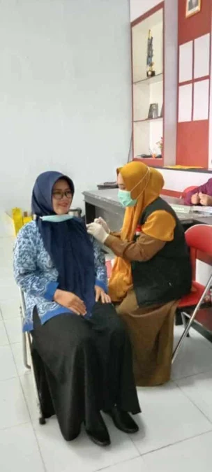 BEDA. Pelaksanaan vaksinasi Covid-19 anak usia 6-11 tahun sudah mencapai 64 persen, namun data di KPCPEN baru tercatat 40 persen.